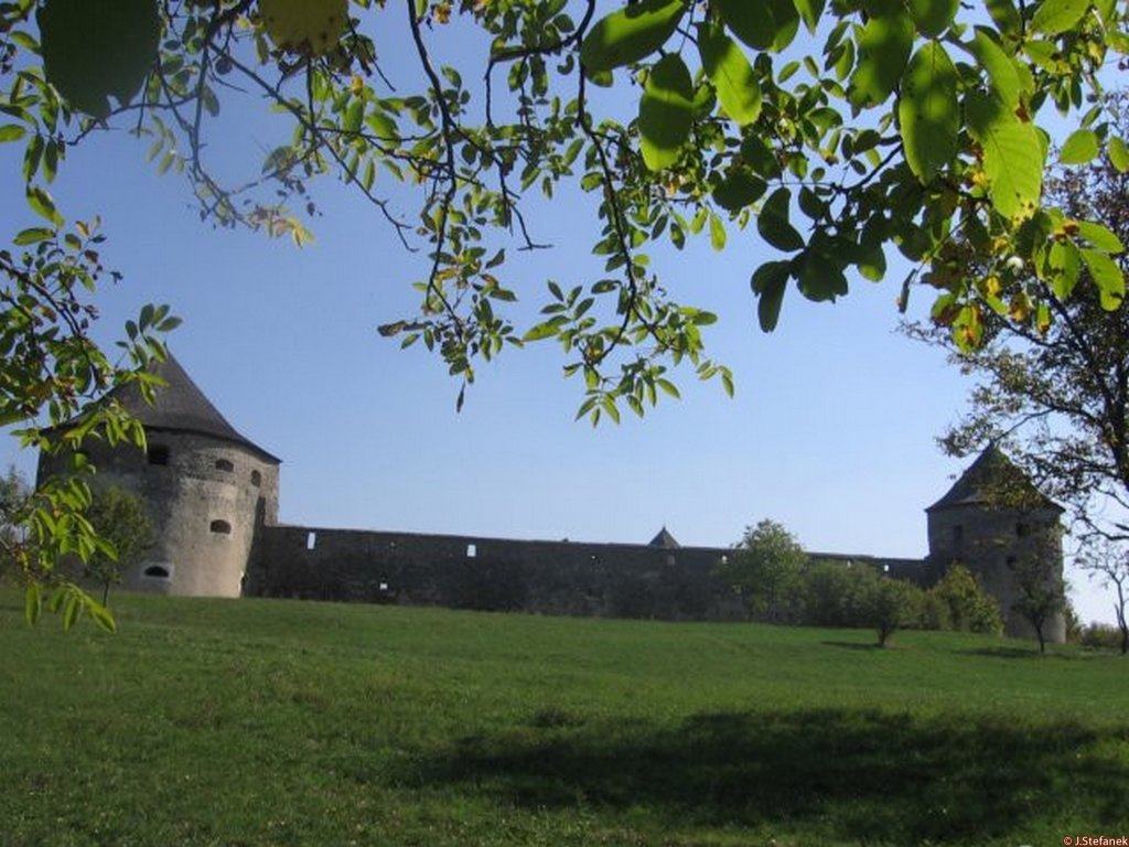 Bzovík (opevnený kláštor)