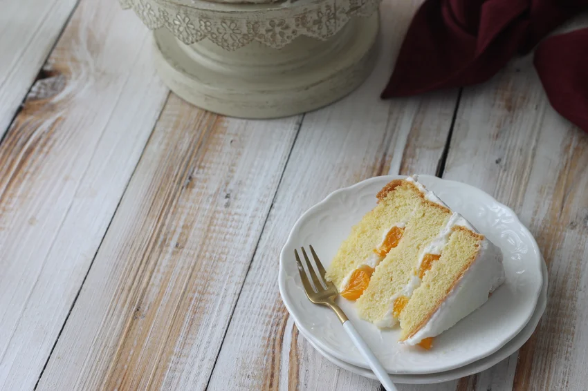 trasená torta na tanieri