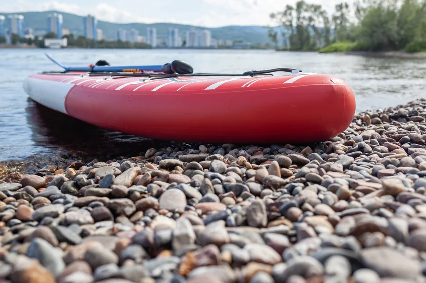 paddleboard na brehu