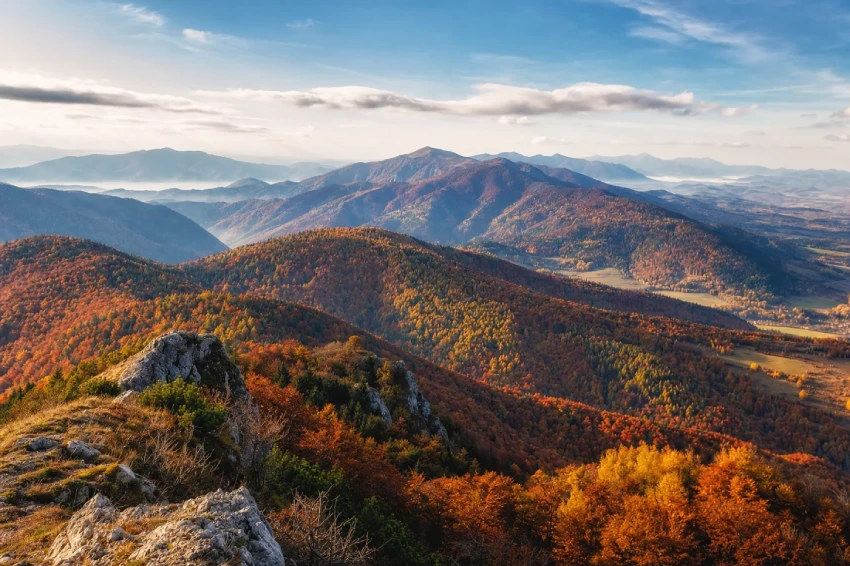 Panoramatická vyhliadka na sfarbené doliny a hory počas babieho leta